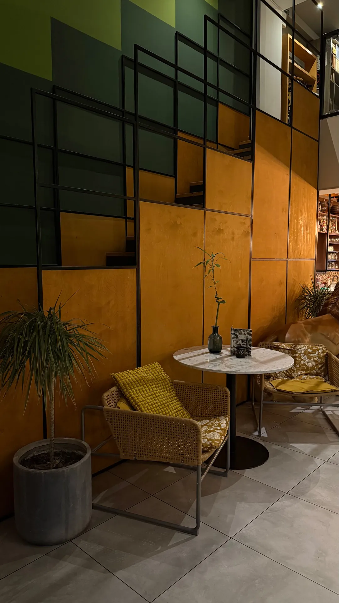 Lounge kutak u toplim tonovima